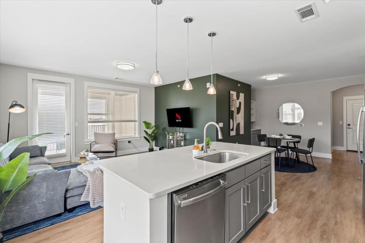 Luxurious King 2br In Waverly Charlotte! Apartment *